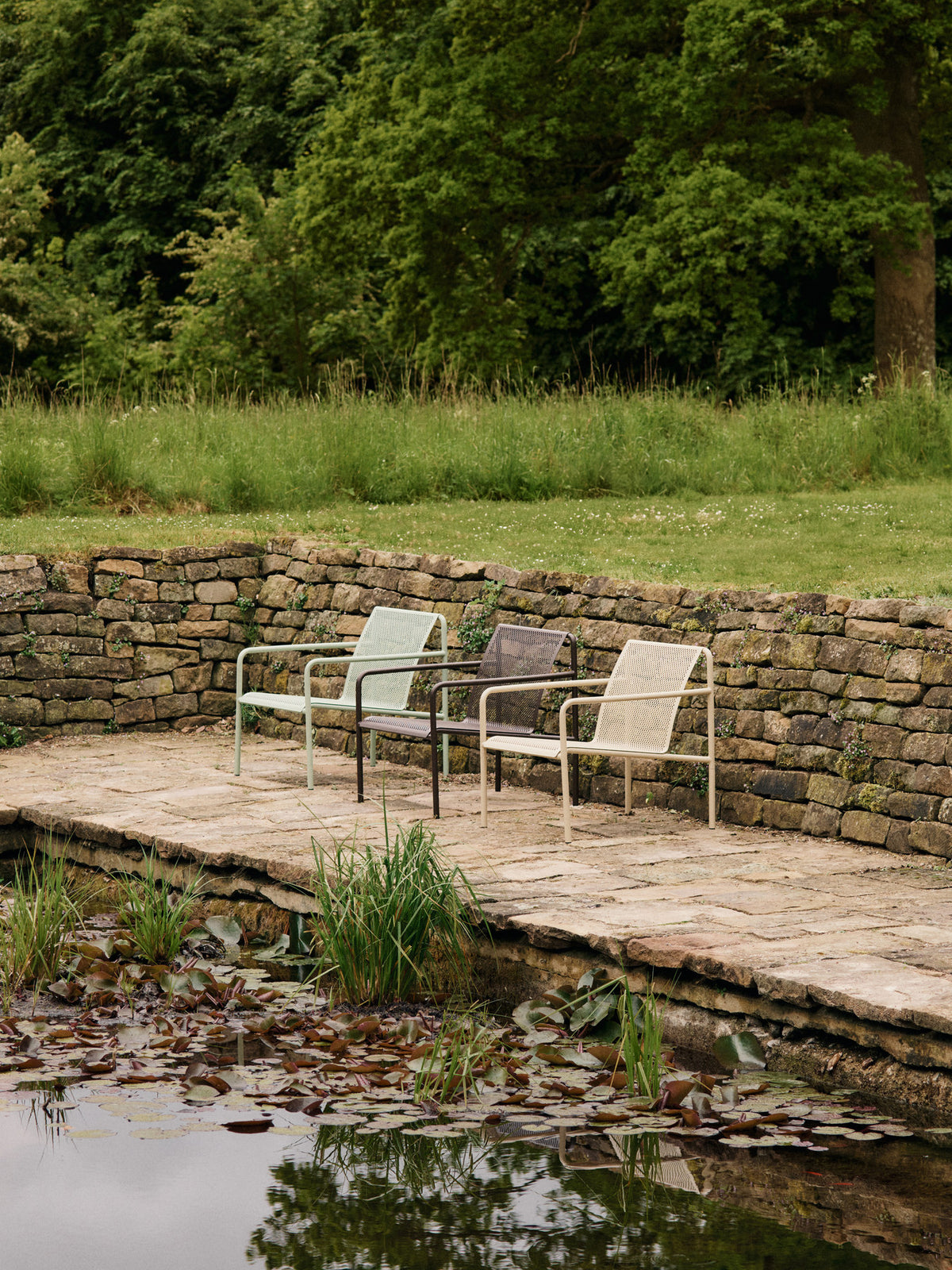 Dapple Lounge Chair mit Armlehnen in Kaschmir präsentiert im Onlineshop von KAQTU Design AG. Outdoor-Sessel mit Armlehnen ist von Ferm Living