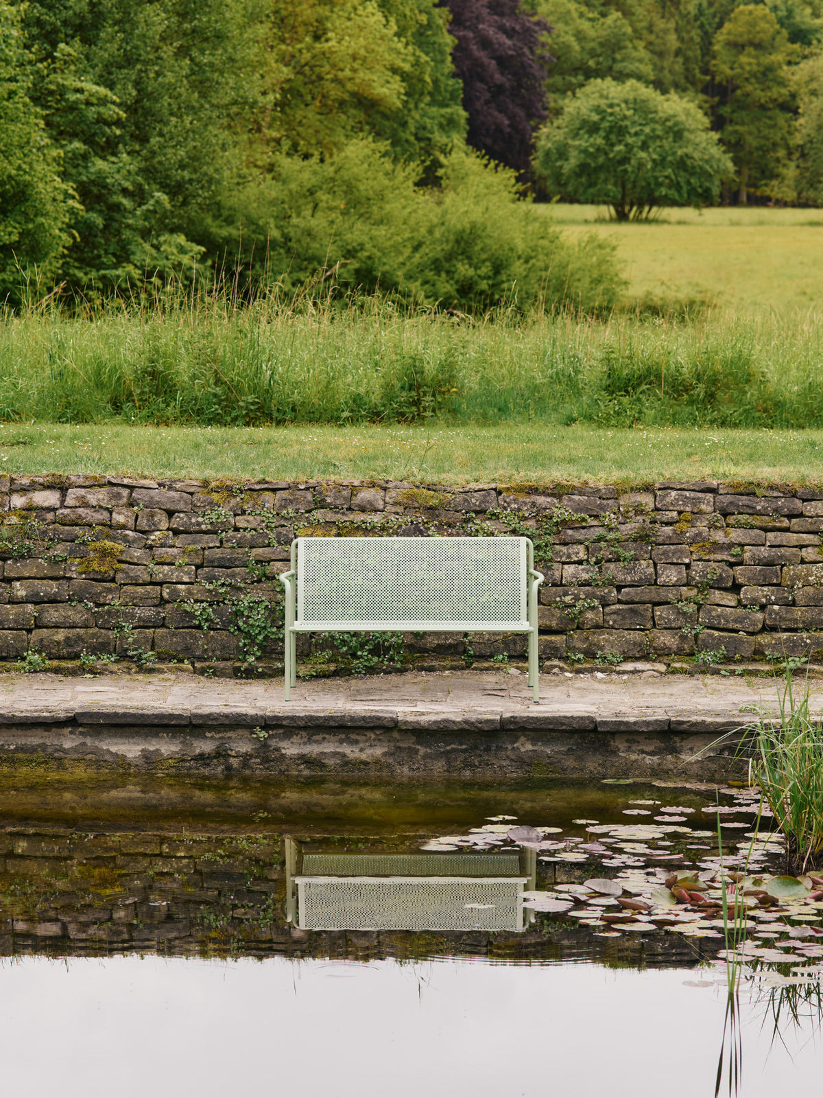 Dapple Lounge 2-Sitzer in Teegrün präsentiert im Onlineshop von KAQTU Design AG. Lounge Sofa ist von Ferm Living