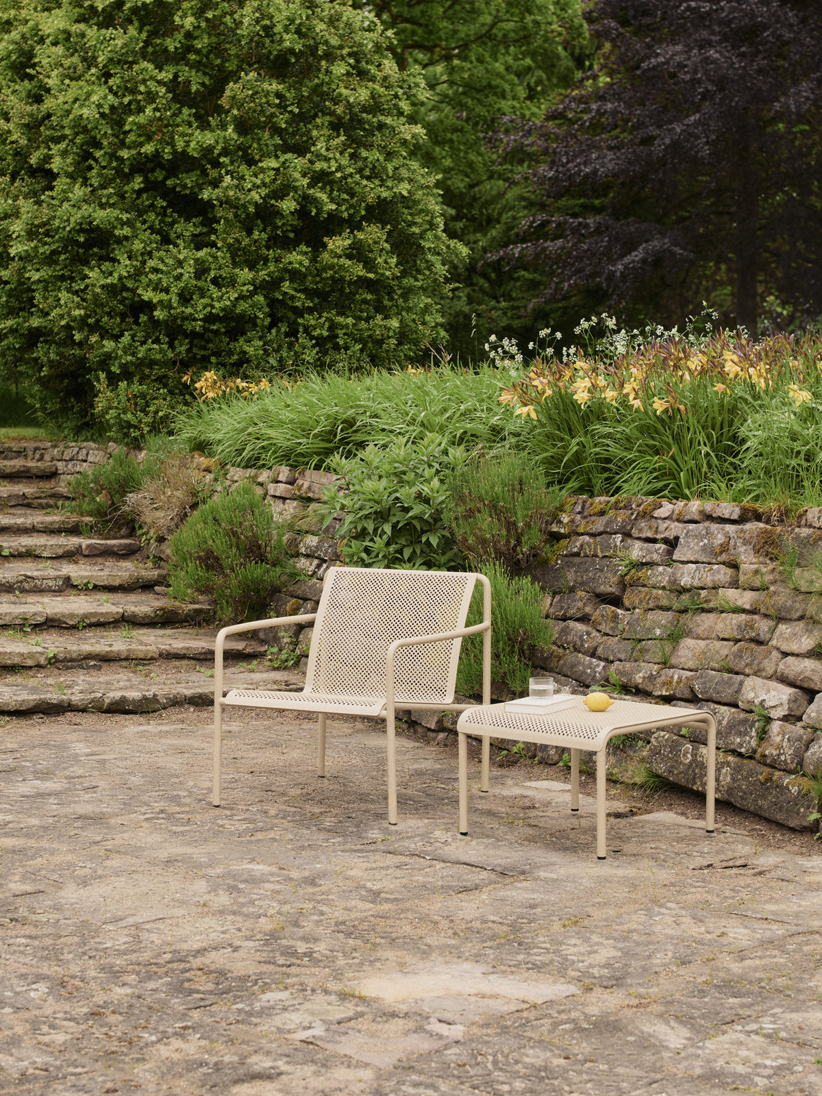 Dapple Loungetisch 57 x 57 in Kaschmir präsentiert im Onlineshop von KAQTU Design AG. Loungetisch ist von Ferm Living