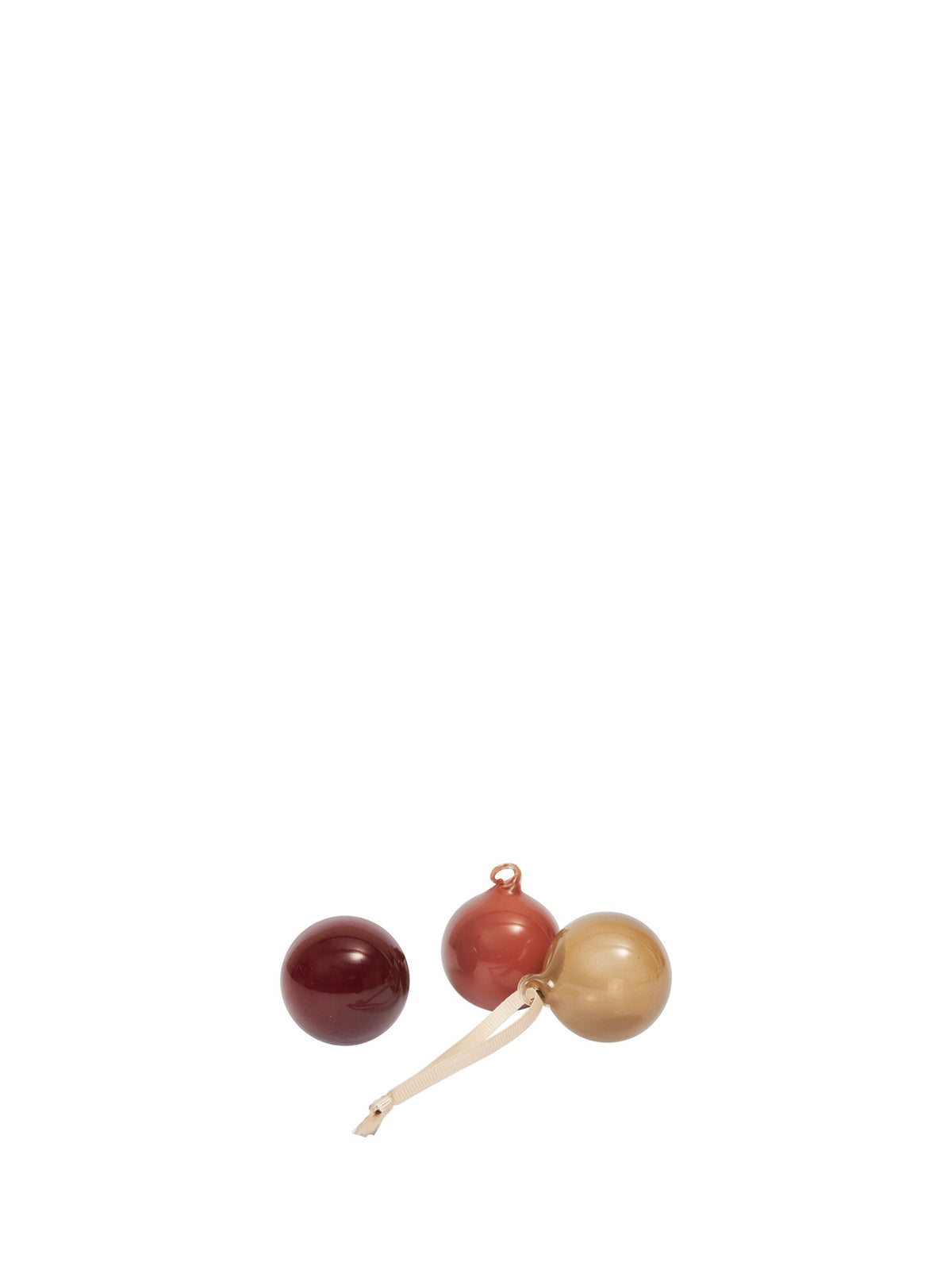 Drei kleine Glaskugeln in Rosenfarbig Opak aus mundgeblasenem Glas, mit cremefarbenem Polyesterband zum Aufhängen, als Weihnachtsornament.