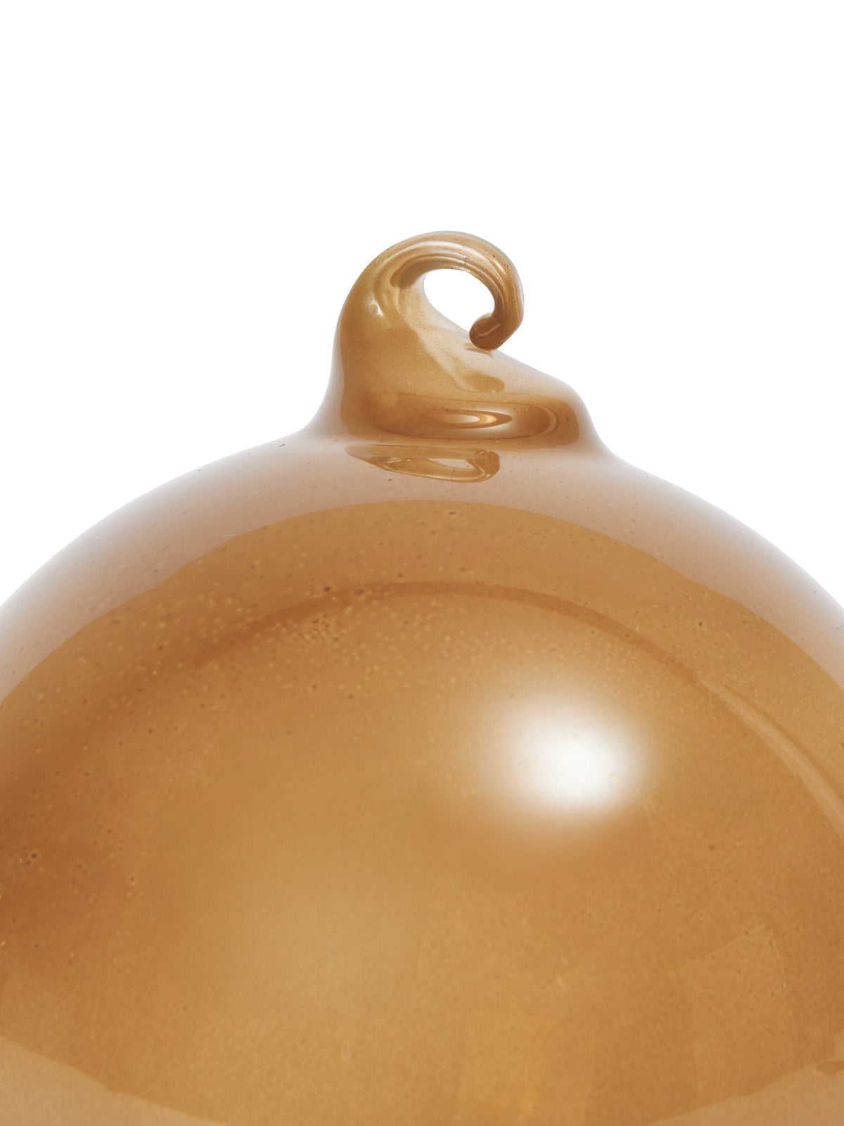 Drei kleine Glaskugeln in Rosenfarbig Opak aus mundgeblasenem Glas, mit cremefarbenem Polyesterband zum Aufhängen, als Weihnachtsornament.