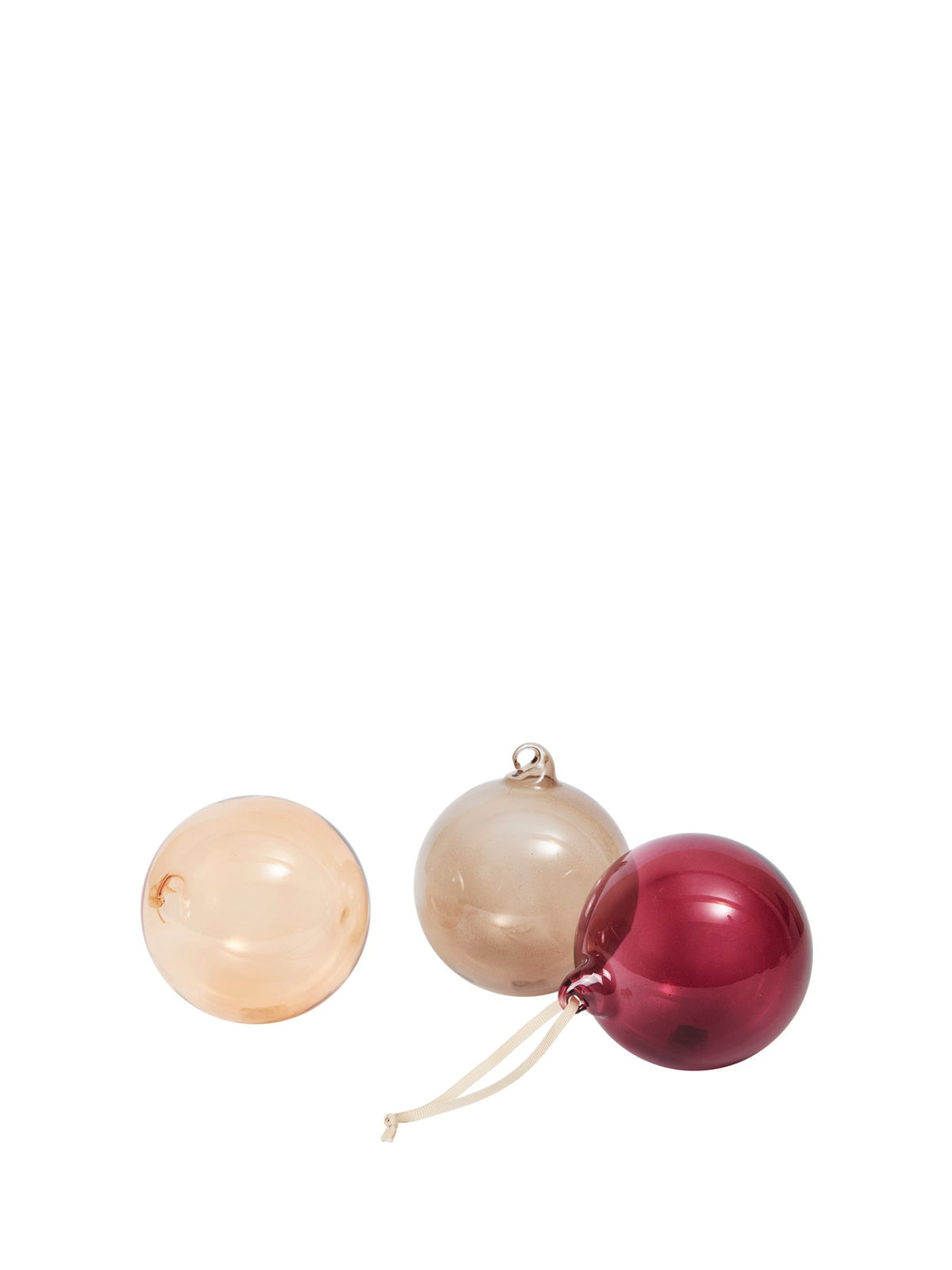 Drei kleine Glaskugeln in Rosenfarbig Opak aus mundgeblasenem Glas, mit cremefarbenem Polyesterband zum Aufhängen, als Weihnachtsornament.