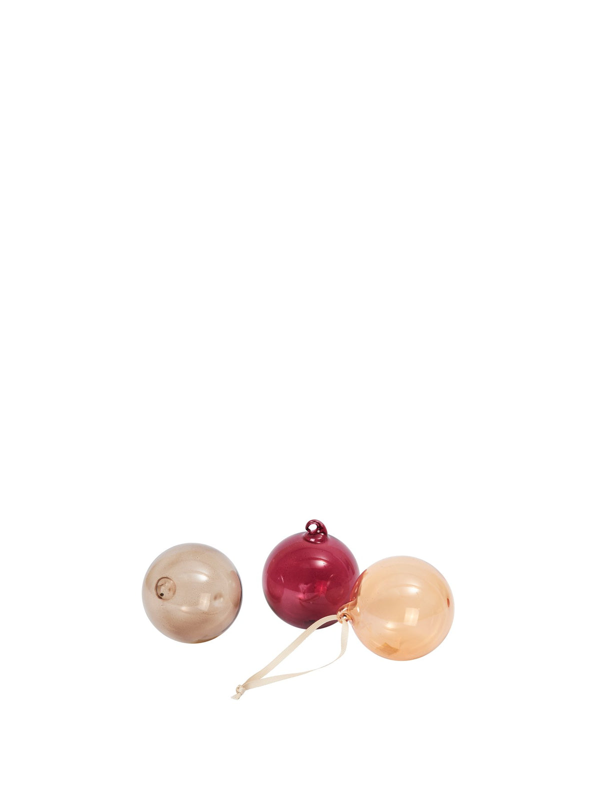 Drei kleine Glaskugeln in Rosenfarbig Opak aus mundgeblasenem Glas, mit cremefarbenem Polyesterband zum Aufhängen, als Weihnachtsornament.