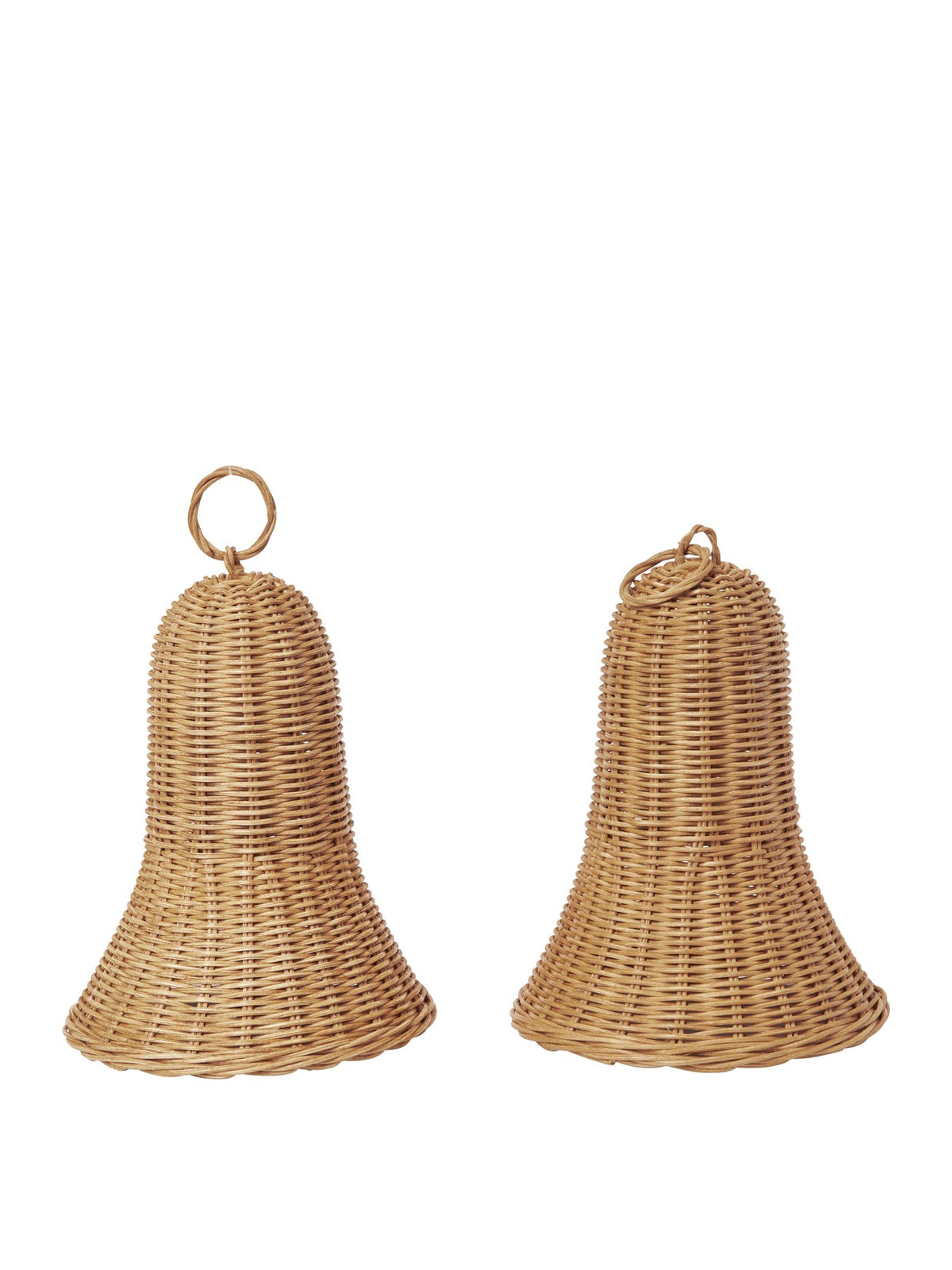 Set aus zwei handgeflochtenen Weihnachtsglocken aus natürlichem Rattan, Ornament von Ferm Living in honigfarbenem Ton.