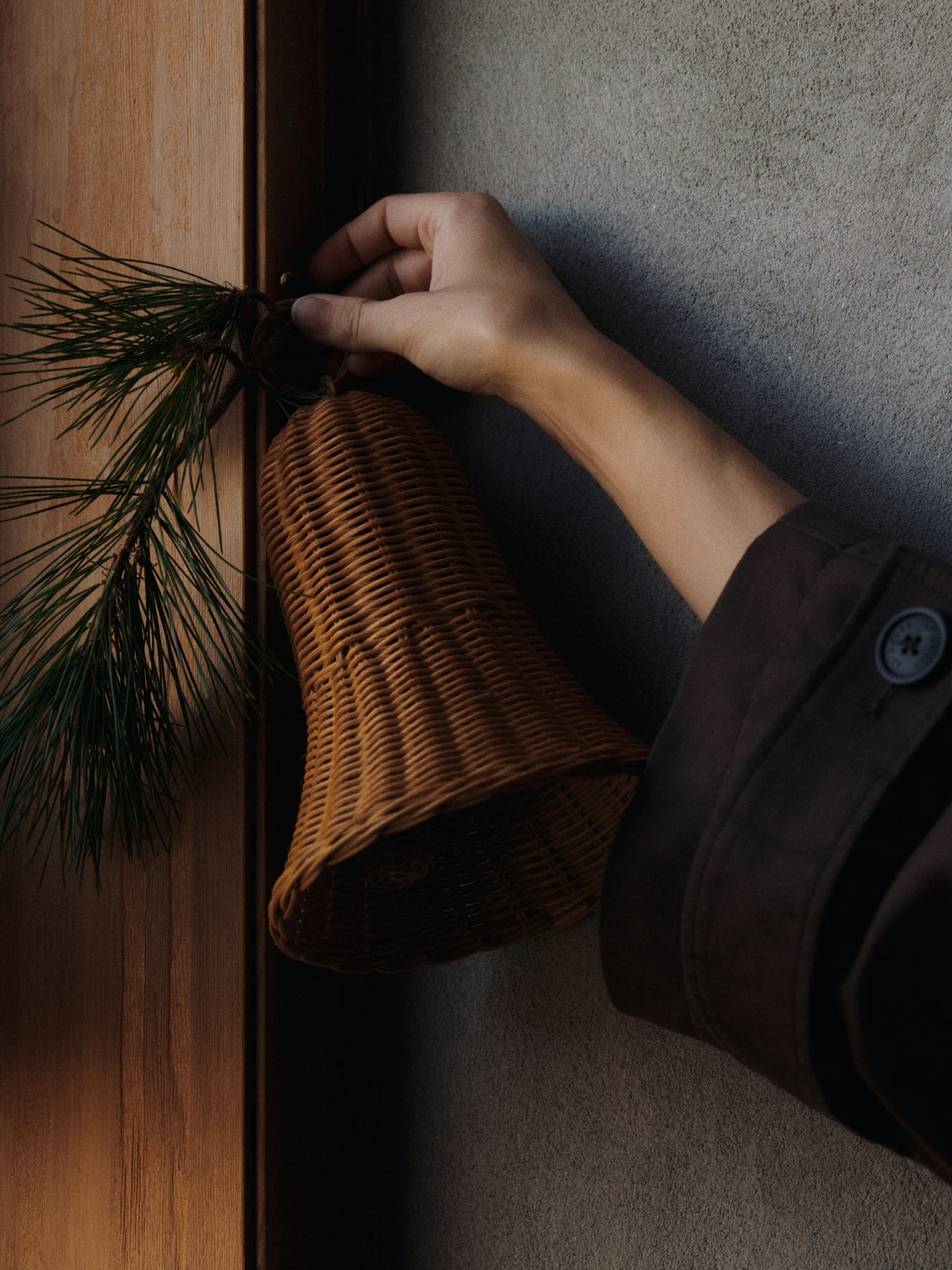 Set aus zwei handgeflochtenen Weihnachtsglocken aus natürlichem Rattan, Ornament von Ferm Living in honigfarbenem Ton.