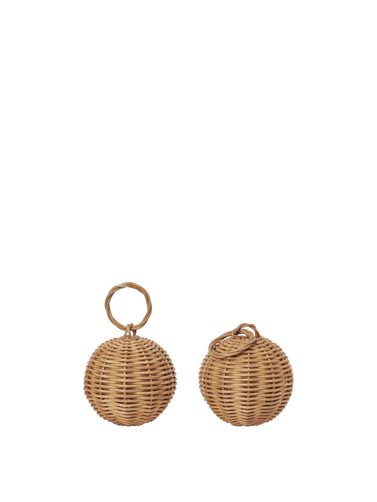 Zwei runde Ornamente aus handgeflochtenem, natürlichem Rattan mit kleiner Aufhängeschlaufe, Set von Ferm Living für Weihnachtsdeko.