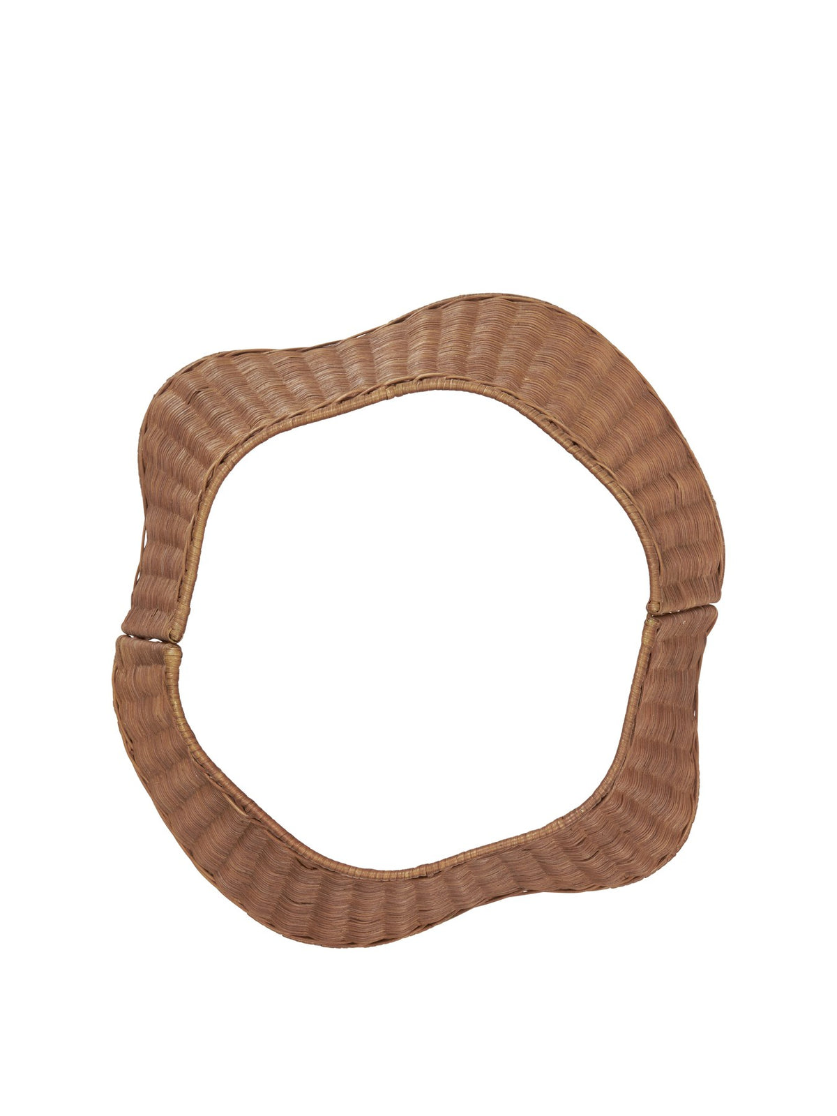 Zweiteiliger Baumrock aus handgeflochtenem Rattan mit Eisenstruktur im Inneren, natürliche Farbe, rund um den Weihnachtsbaum drapiert.