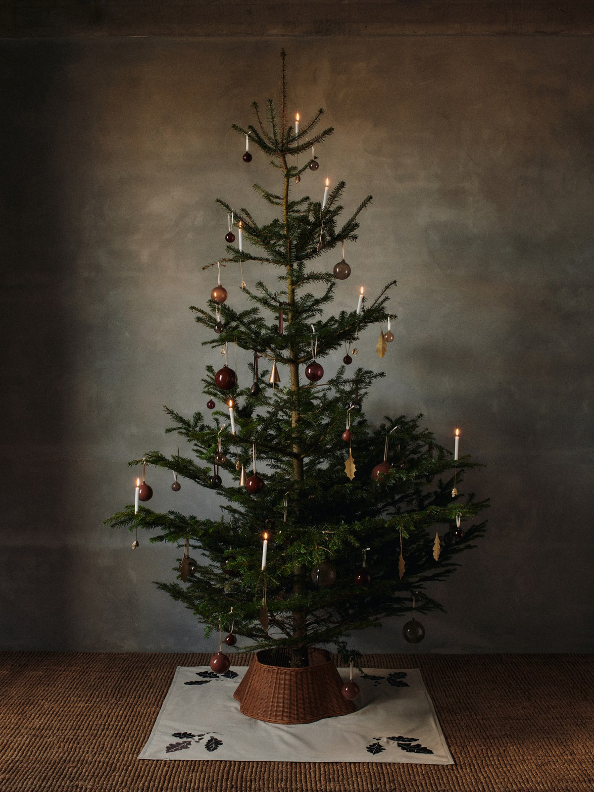Zweiteiliger Baumrock aus handgeflochtenem Rattan mit Eisenstruktur im Inneren, natürliche Farbe, rund um den Weihnachtsbaum drapiert.