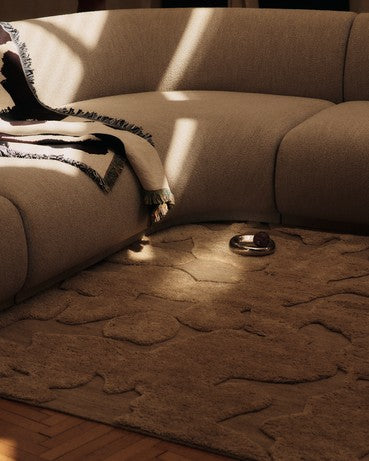 Eleganter Cilla Teppich in Tan, 140 x 200 cm, von Ferm Living. Ideal für stilvolle Wohnräume und gemütliche Akzente.