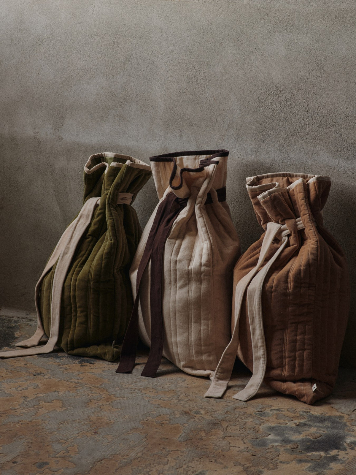 Gestepptes Geschenksäckchen in Khaki aus Bio-Baumwoll-Samt mit Kordelzug und weichem Polyester-Futter, von Ferm Living.
