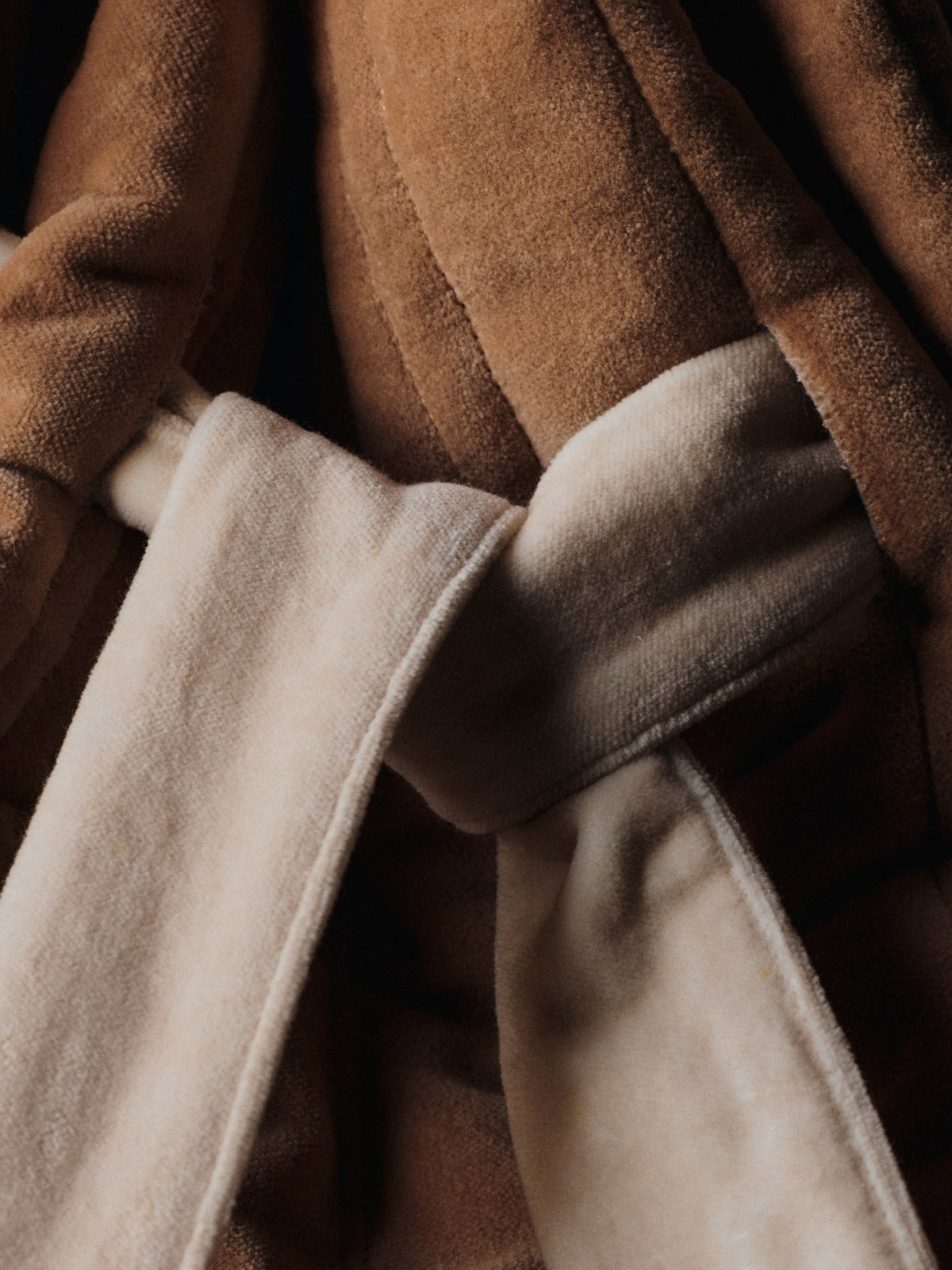 Gestepptes Geschenksäckchen in Khaki aus Bio-Baumwoll-Samt mit Kordelzug und weichem Polyester-Futter, von Ferm Living.