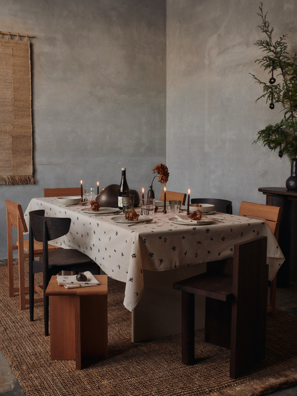 Baies Tischdecke in Natürliche/Dunkle Schokolade präsentiert im Onlineshop von KAQTU Design AG. ist von Ferm Living