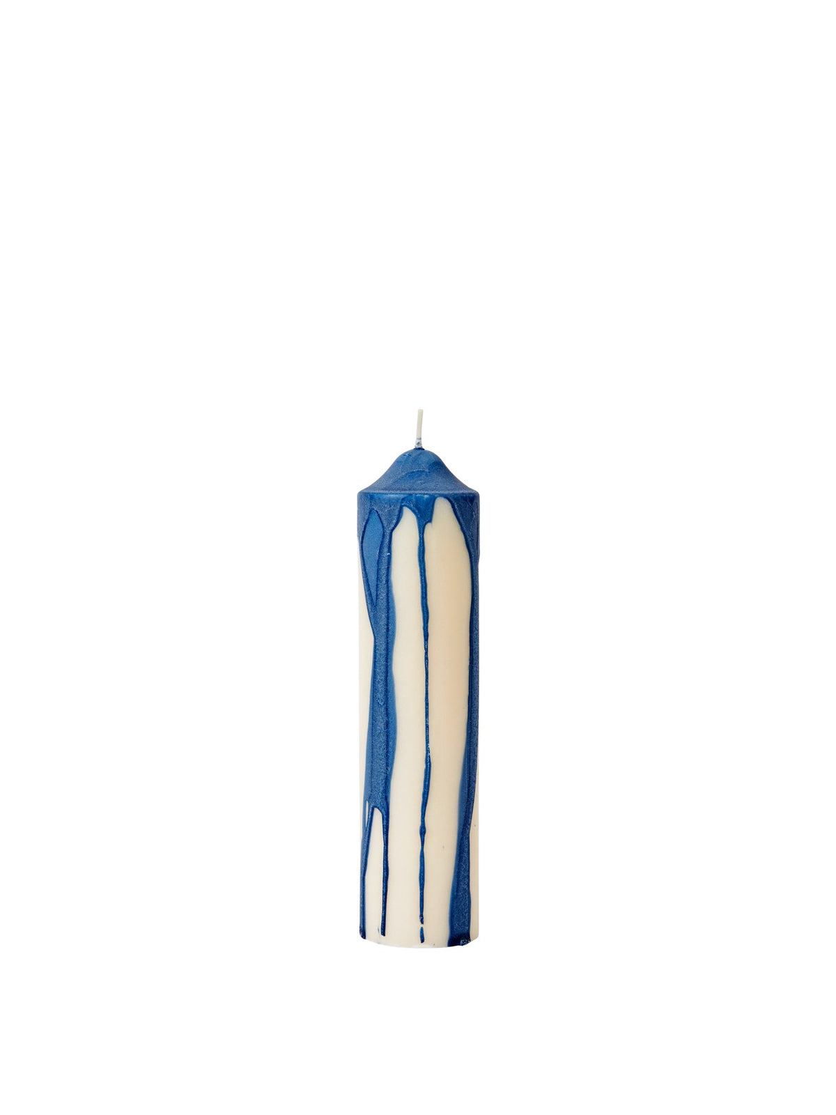 Stumpenkerze aus reinem Stearin in Dunkle Schokolade, zylindrische Form mit gewelltem, handverziertem Wachsprofil, Höhe 20 cm.