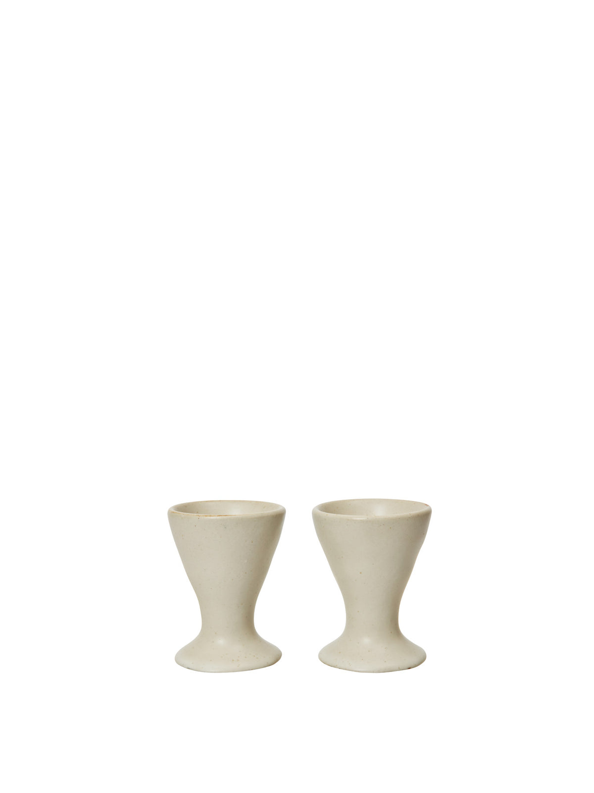 Flow Egg Cups Set of 2 in Off-white Speckle präsentiert im Onlineshop von KAQTU Design AG. Eierbecher ist von Ferm Living