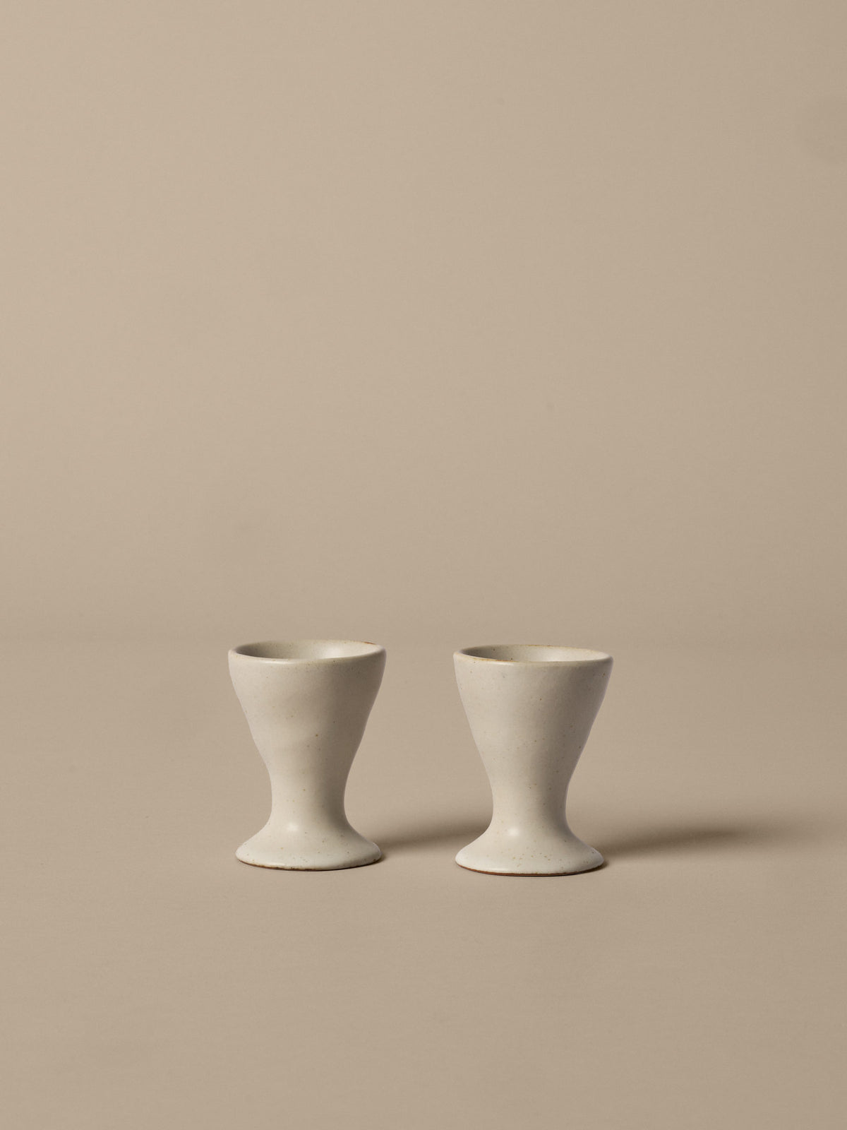 Flow Egg Cups Set of 2 in Off-white Speckle präsentiert im Onlineshop von KAQTU Design AG. Eierbecher ist von Ferm Living