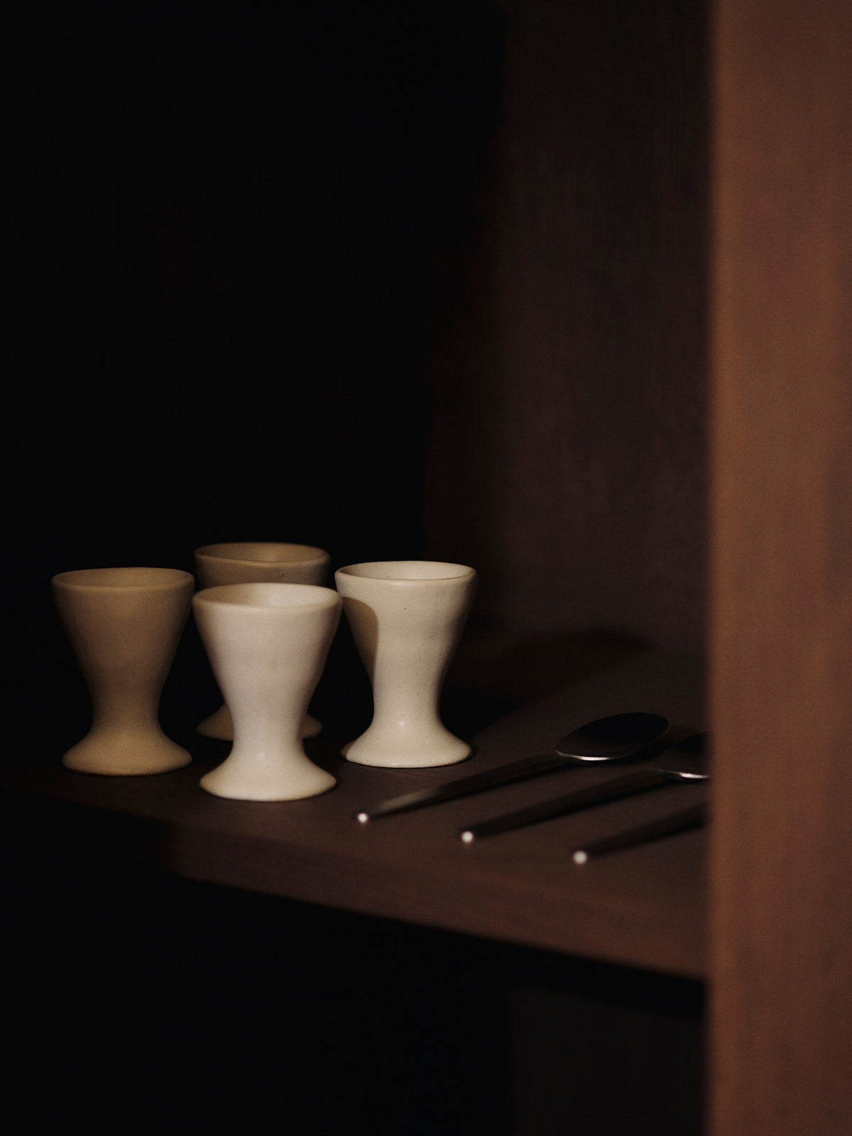 Flow Egg Cups Set of 2 in Off-white Speckle präsentiert im Onlineshop von KAQTU Design AG. Eierbecher ist von Ferm Living