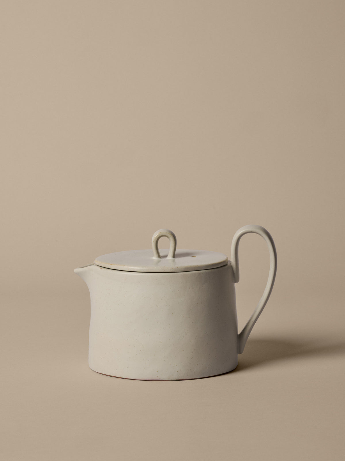 Flow Teapot in Off-white Speckle präsentiert im Onlineshop von KAQTU Design AG. Kanne ist von Ferm Living