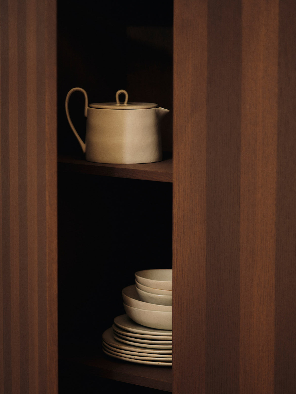 Flow Teapot in Off-white Speckle präsentiert im Onlineshop von KAQTU Design AG. Kanne ist von Ferm Living