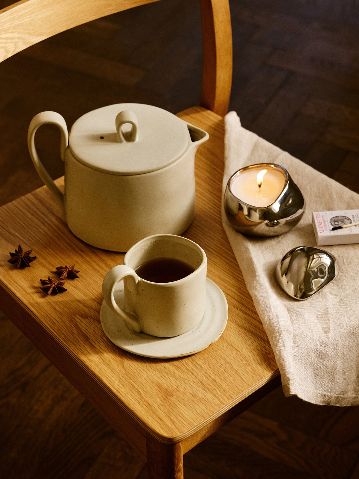 Flow Teapot in Off-white Speckle präsentiert im Onlineshop von KAQTU Design AG. Kanne ist von Ferm Living