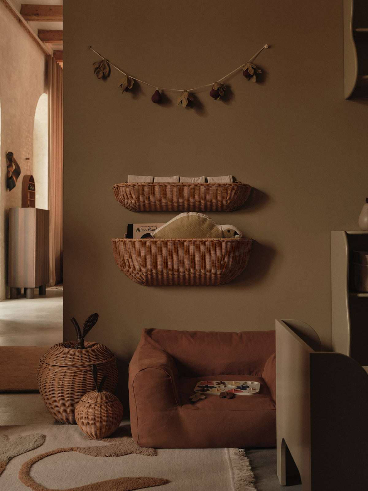 Braided Wall Pocket 75x14 in Natural präsentiert im Onlineshop von KAQTU Design AG. Wanddeko ist von Ferm Living