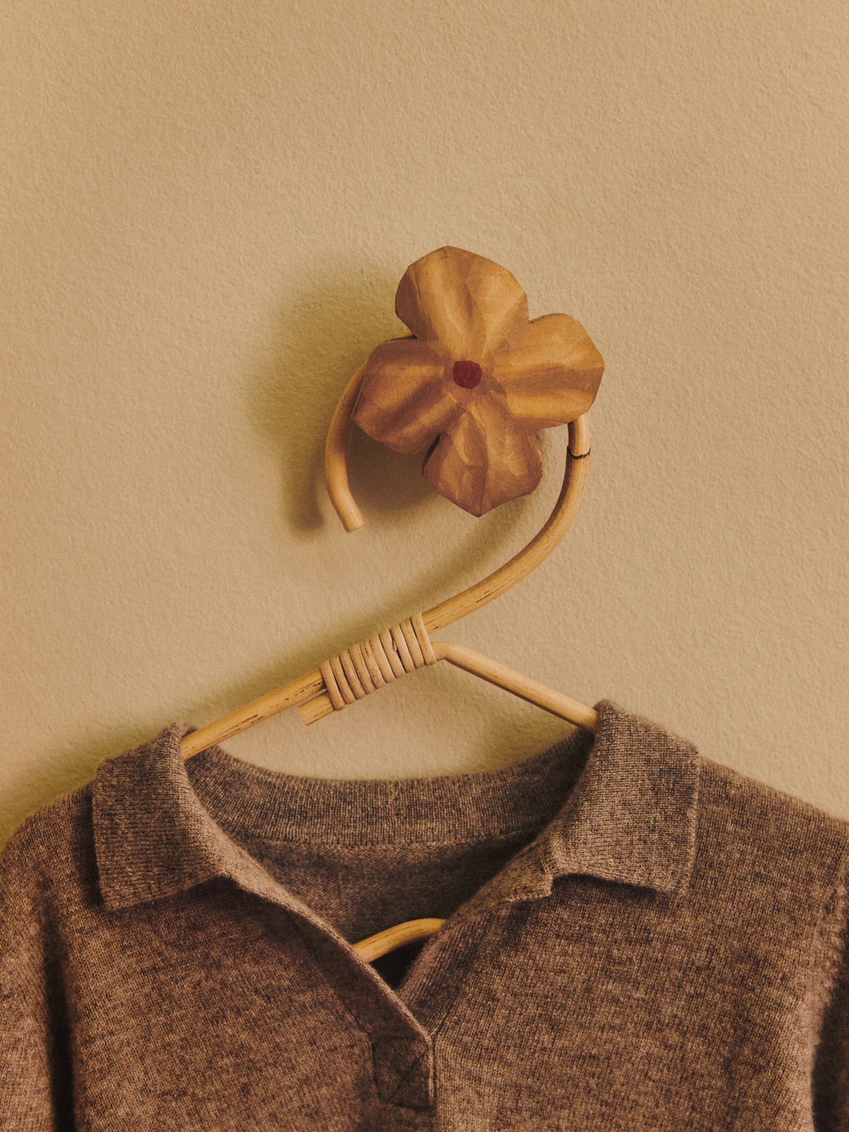 Poesie Hand carved Hook in Rose präsentiert im Onlineshop von KAQTU Design AG. Kleiderhaken ist von Ferm Living