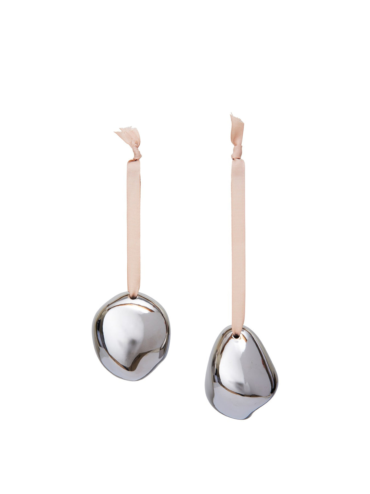 Zwei runde Weihnachtskugeln aus galvanisiertem Steingut mit Messing-Finish, glatte organische Form, inklusive Polyesterband.
