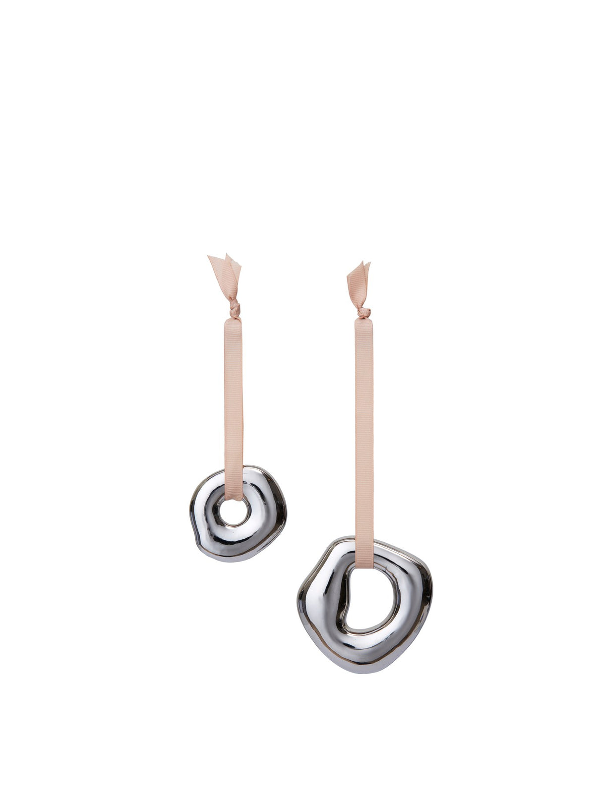 Zwei runde Ornamente aus galvanisiertem Steingut in Messing-Finish mit Polyesterband, abstrakte organische Form, Weihnachtsdekoration.