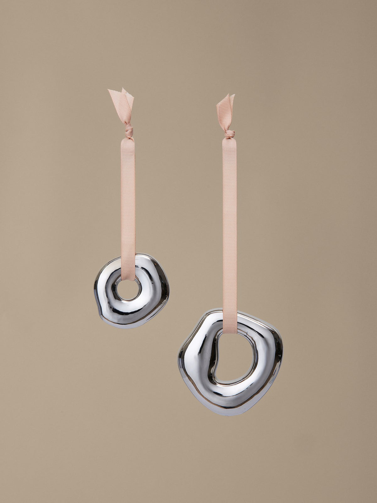 Zwei runde Ornamente aus galvanisiertem Steingut in Messing-Finish mit Polyesterband, abstrakte organische Form, Weihnachtsdekoration.