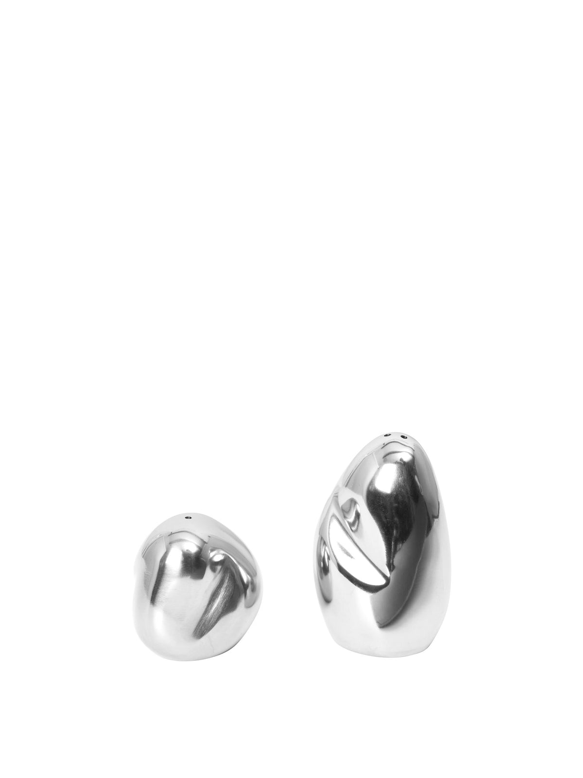 Zwei Salz- und Pfefferstreuer aus poliertem Edelstahl mit verspiegeltem Finish, zylindrische Form, Set von Ferm Living.