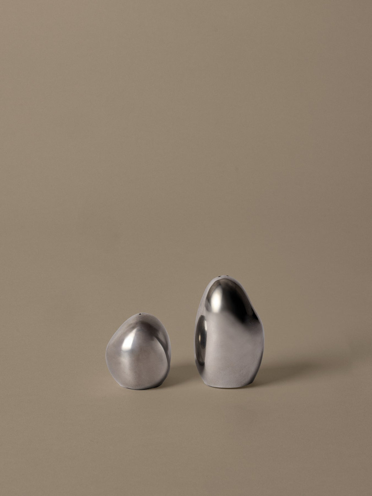 Zwei Salz- und Pfefferstreuer aus poliertem Edelstahl mit verspiegeltem Finish, zylindrische Form, Set von Ferm Living.