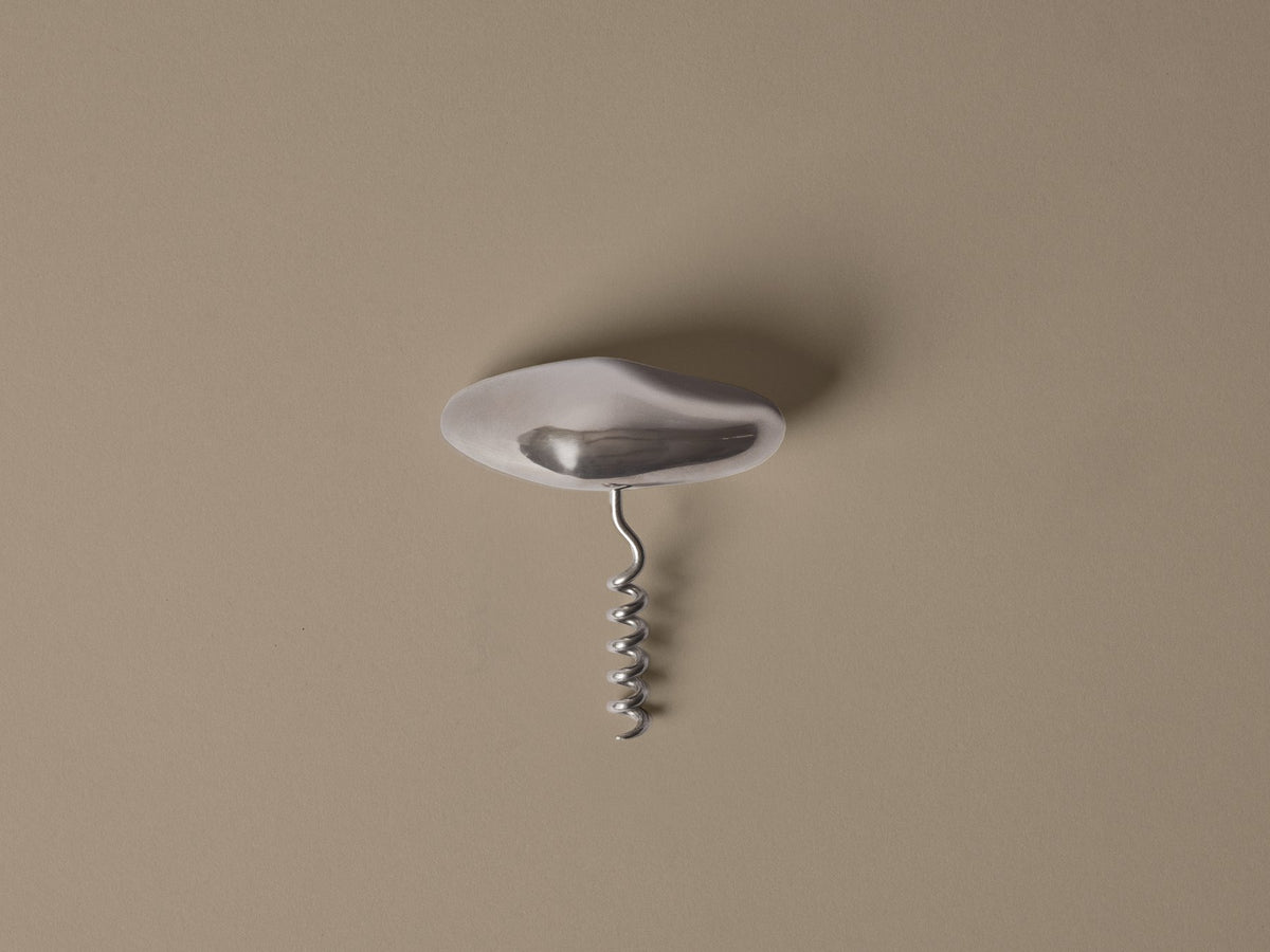 Foto des Orevo Korkenzieher von Ferm Living aus poliertem, verspiegeltem Edelstahl mit kompakter, handlicher Form für die Flaschenöffnung.