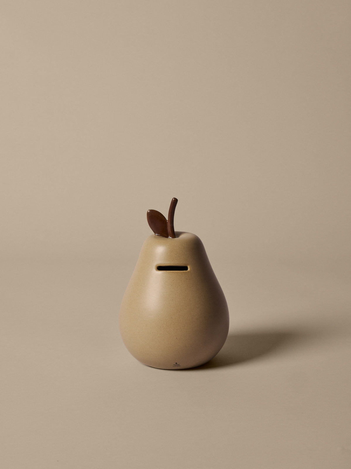 Pear Money Bank in Cashmere präsentiert im Onlineshop von KAQTU Design AG. Figuren / Objekte Kids ist von Ferm Living