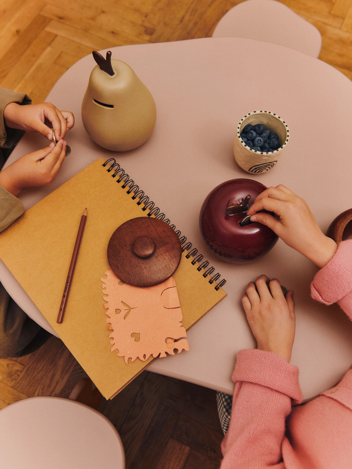 Pear Money Bank in Cashmere präsentiert im Onlineshop von KAQTU Design AG. Figuren / Objekte Kids ist von Ferm Living