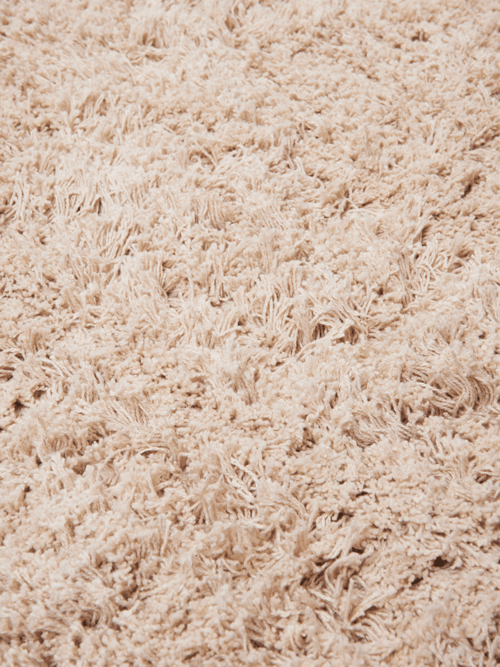Eleganter Amass Long Pile Runner in sanftem Off-white, ideal für stilvolle Wohnräume. Hochwertiger Teppich von Ferm Living.
