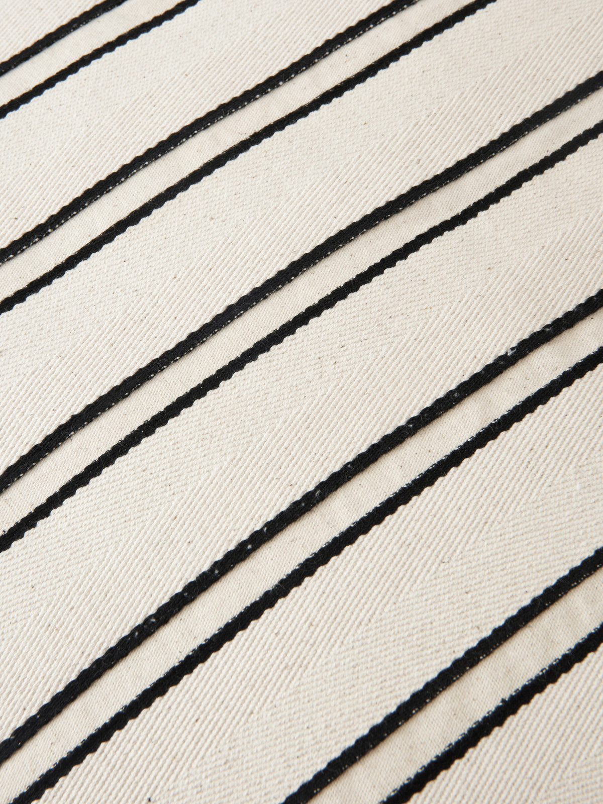 Twill Kissen rechteckig in Off-white/Black präsentiert im Onlineshop von KAQTU Design AG. Deko Kissen ist von Ferm Living