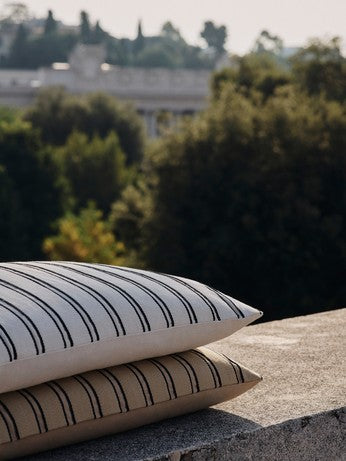 Rechteckiges Twill Kissen in Off-white und Schwarz von Ferm Living, ideal für stilvolle Wohnakzente und gemütliche Atmosphäre.