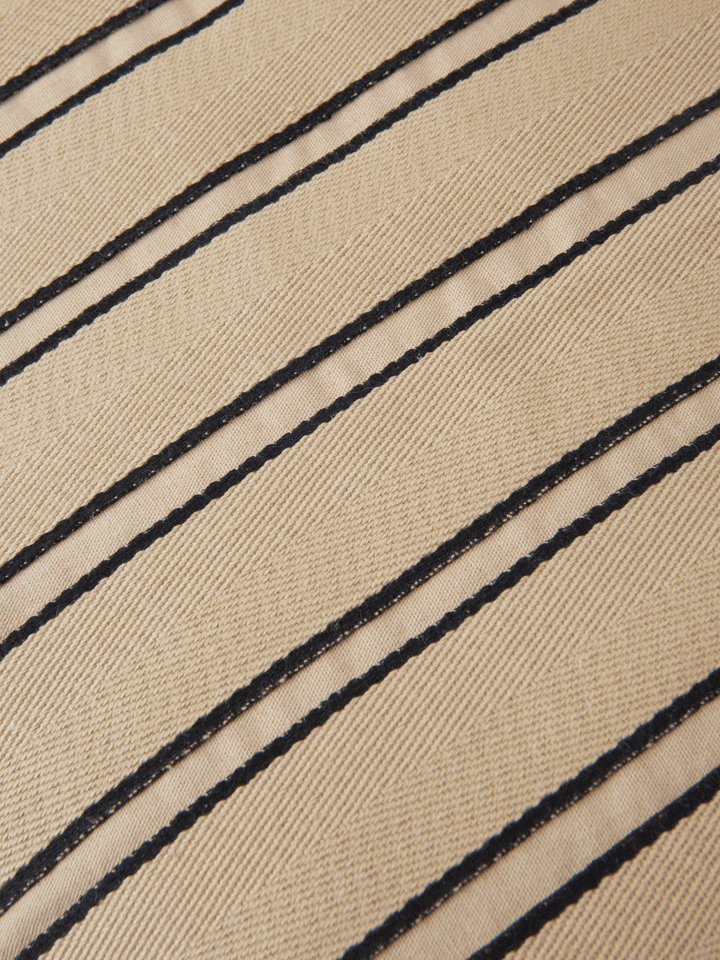 Elegantes rechteckiges Kissen aus hochwertigem Twill in edlem Schwarz, perfekt für stilvolle Wohnräume und gemütliche Akzente.