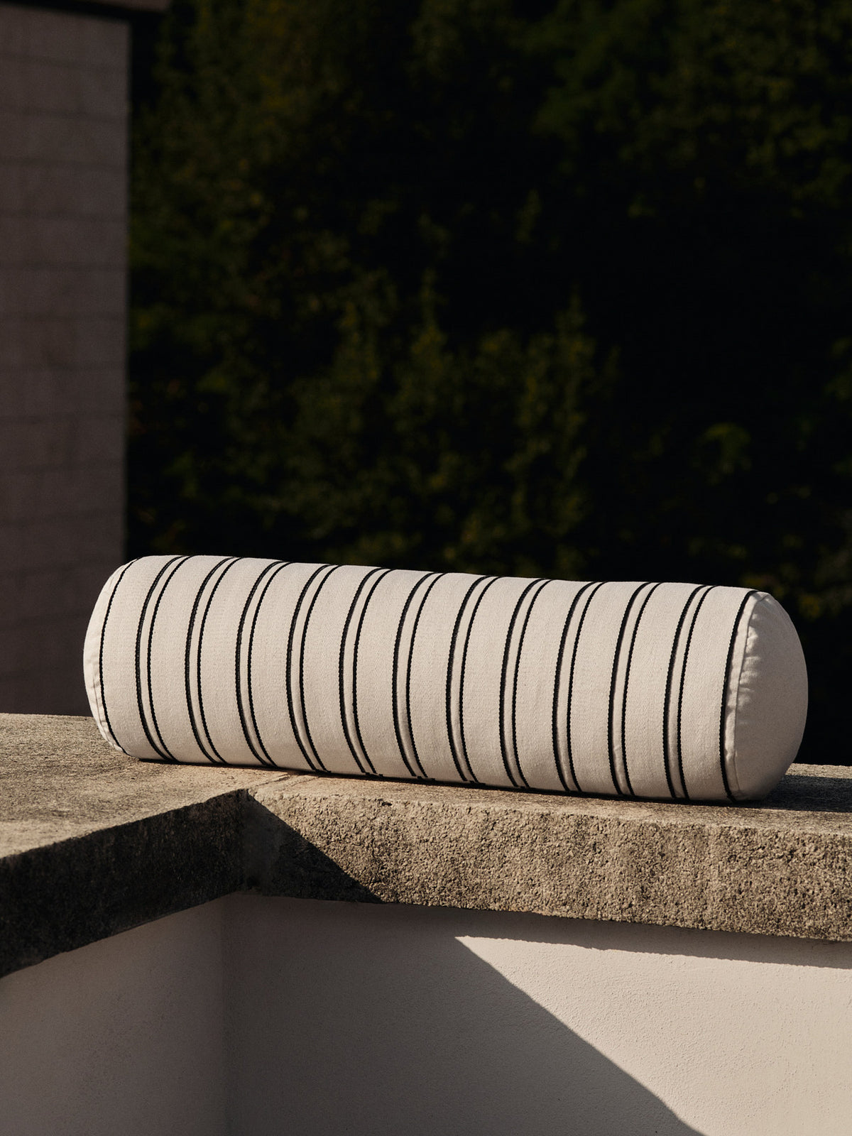 Twill Bolster Kissen in Off-white/Black präsentiert im Onlineshop von KAQTU Design AG. Deko Kissen ist von Ferm Living