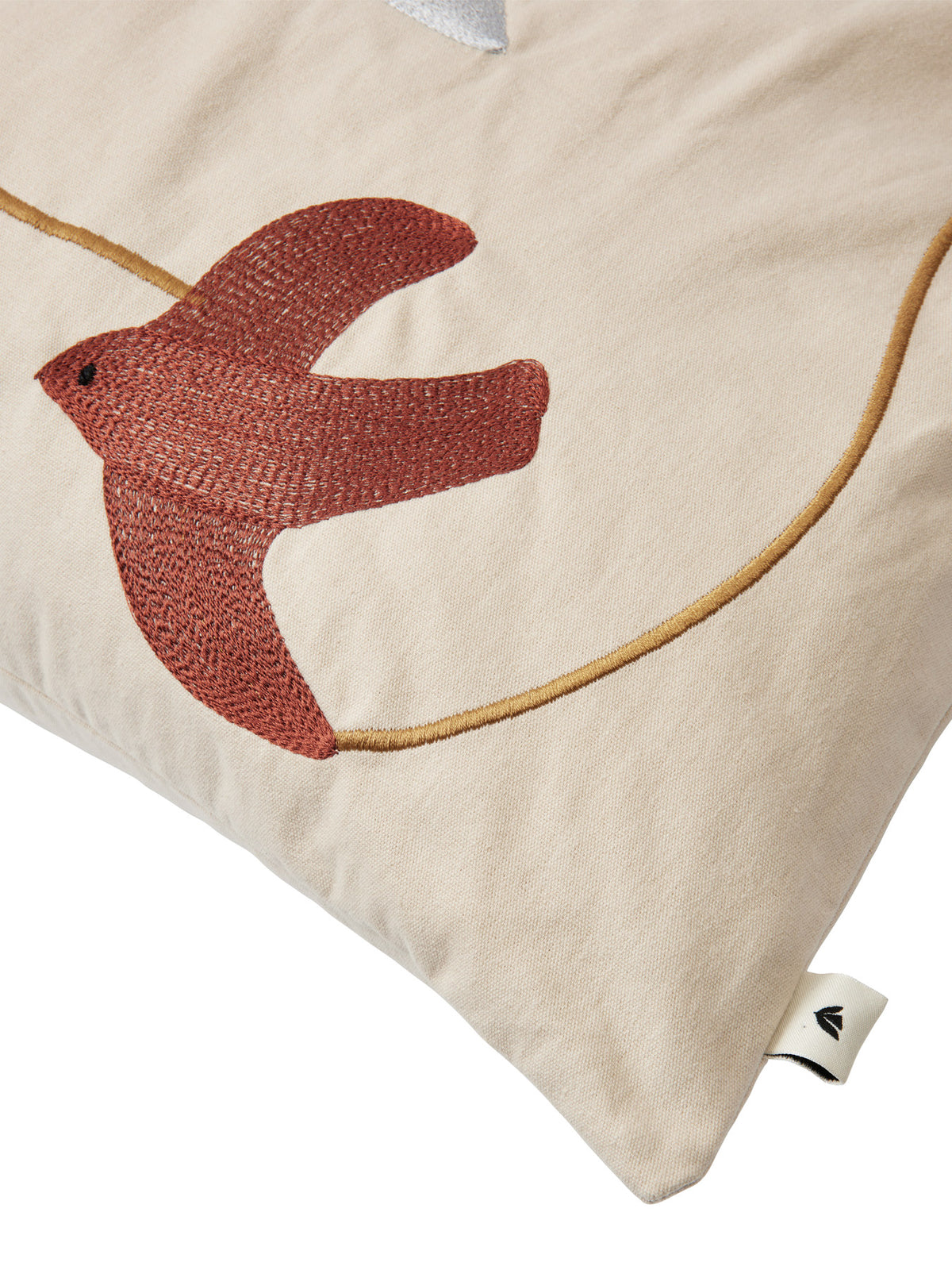 Swif Bird Embroidered Cushion Rectangular in Multi präsentiert im Onlineshop von KAQTU Design AG. Kissen ist von Ferm Living