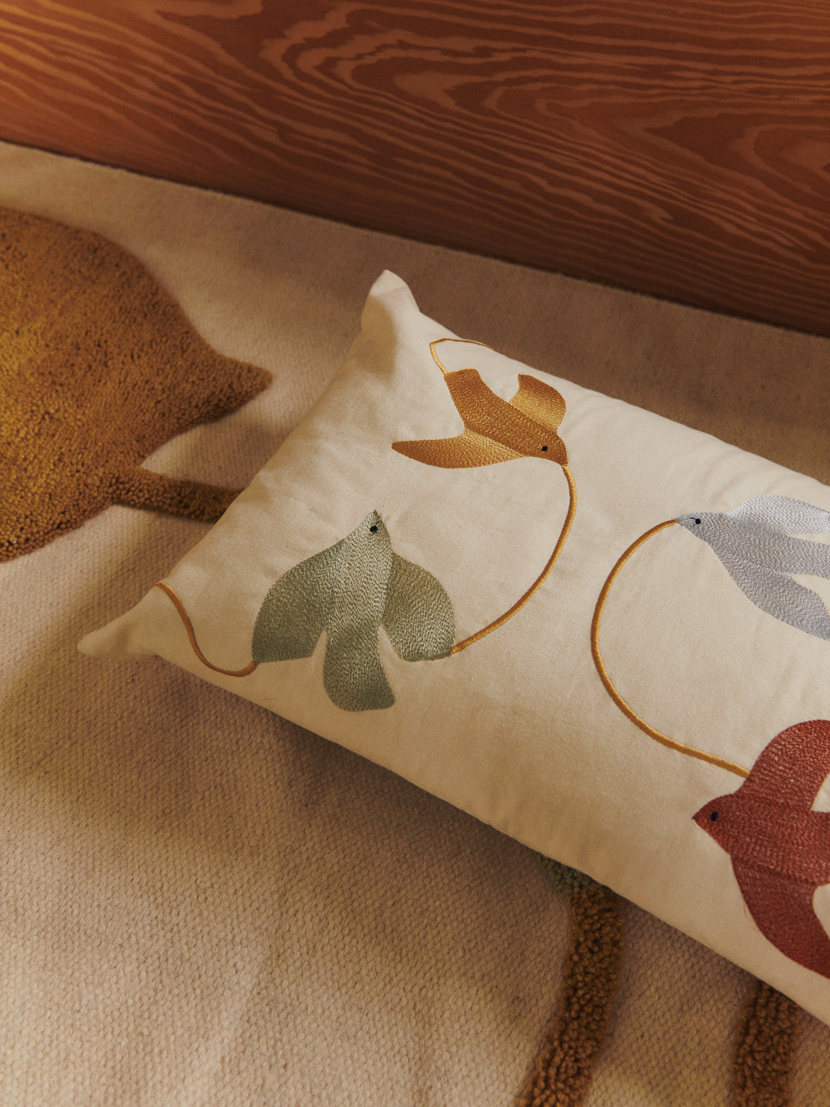 Swif Bird Embroidered Cushion Rectangular in Multi präsentiert im Onlineshop von KAQTU Design AG. Kissen ist von Ferm Living