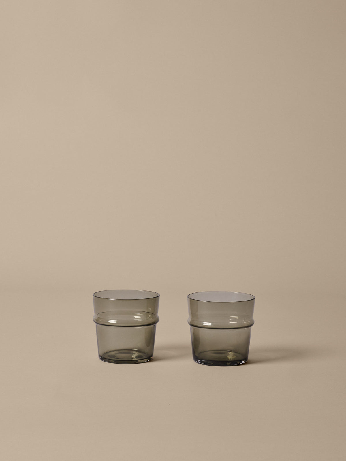 Boya Gläser Low Set aus 2 in Grau geräuchert präsentiert im Onlineshop von KAQTU Design AG. Kitchen ist von Ferm Living