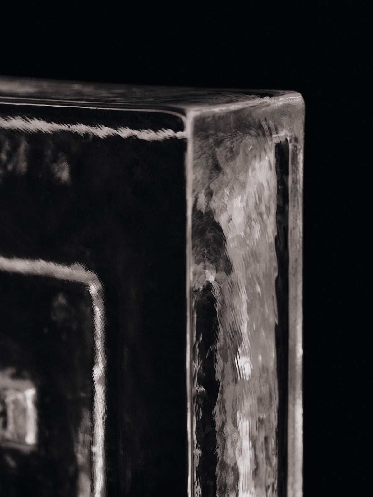 Gradia Candle Holder Square in Clear präsentiert im Onlineshop von KAQTU Design AG. Kerzenständer ist von Ferm Living