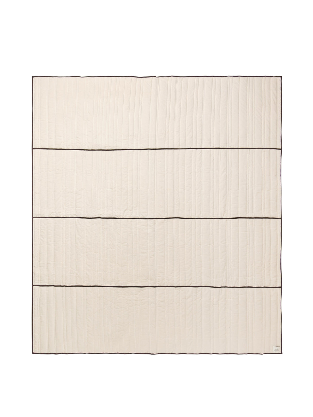 Gesteppte Tagesdecke Vari von Ferm Living aus Bio-Baumwolle in Natural mit Paspelierung in Dark Chocolate, auf Bett drapiert.