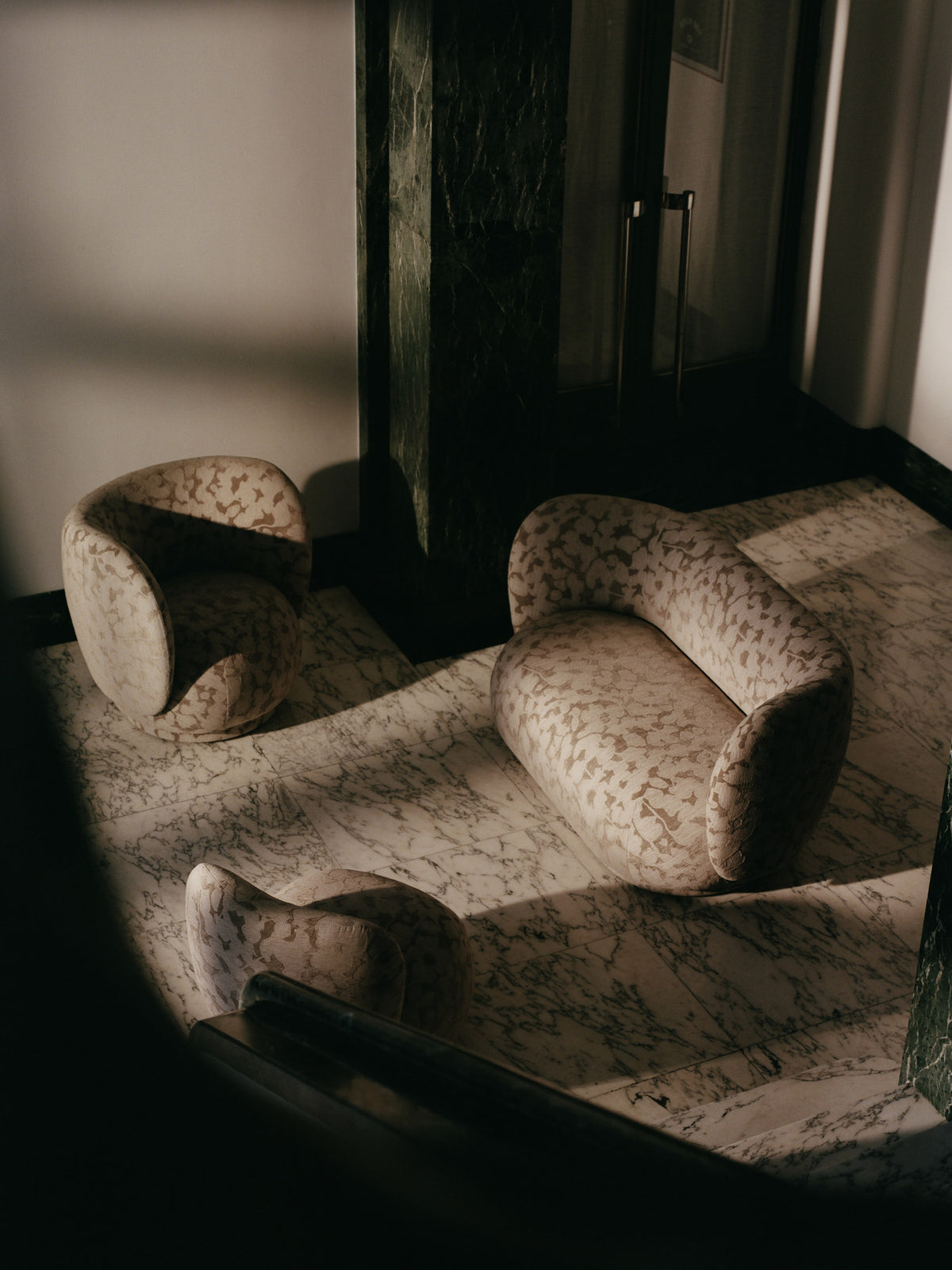 Rico Loungesessel drehbar von Ferm Living, runder Drehsessel mit Stoffbezug