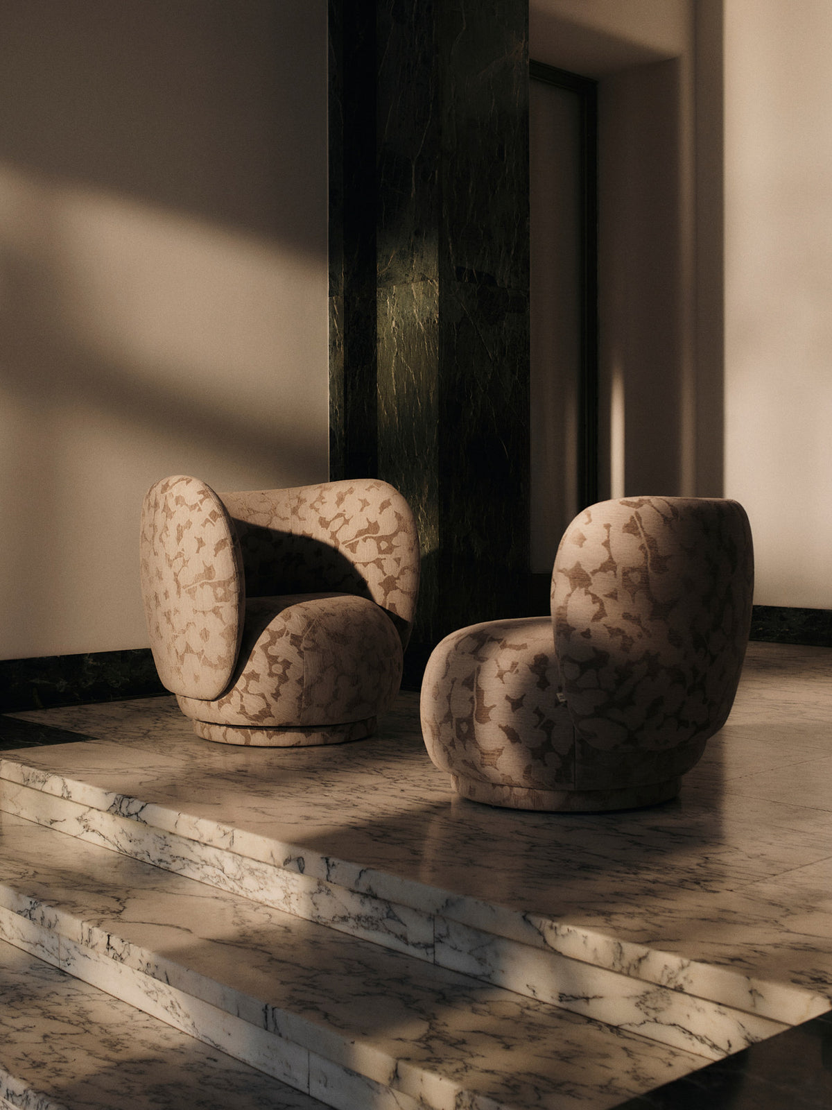 Rico Loungesessel drehbar von Ferm Living, runder Drehsessel mit Stoffbezug