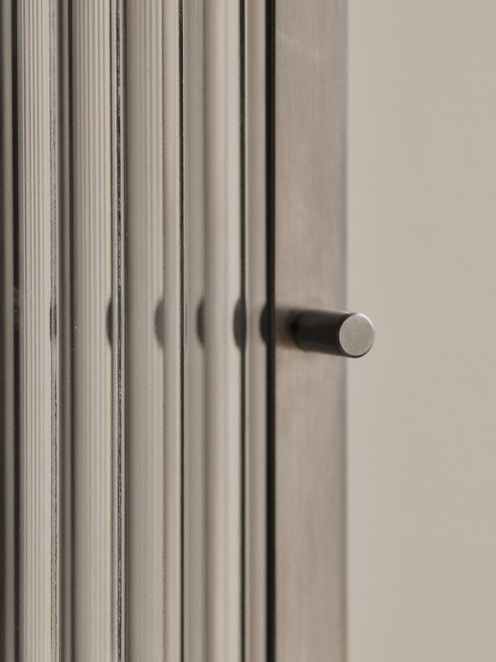 Stilvolles Haze Wandregal von Ferm Living, gefertigt aus geripptem Glas und Edelstahl, perfekt für moderne Wohnräume und kreative Präsentation.