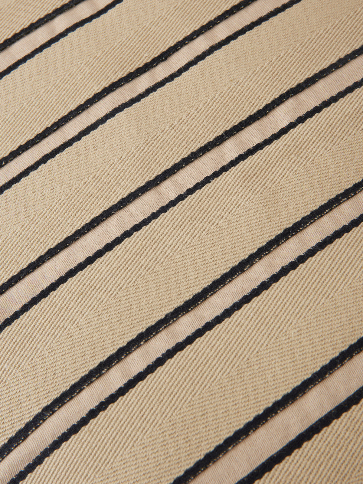 Twill Kissenbezug in Cashmere/Black präsentiert im Onlineshop von KAQTU Design AG. Deko Kissenbezug ist von Ferm Living