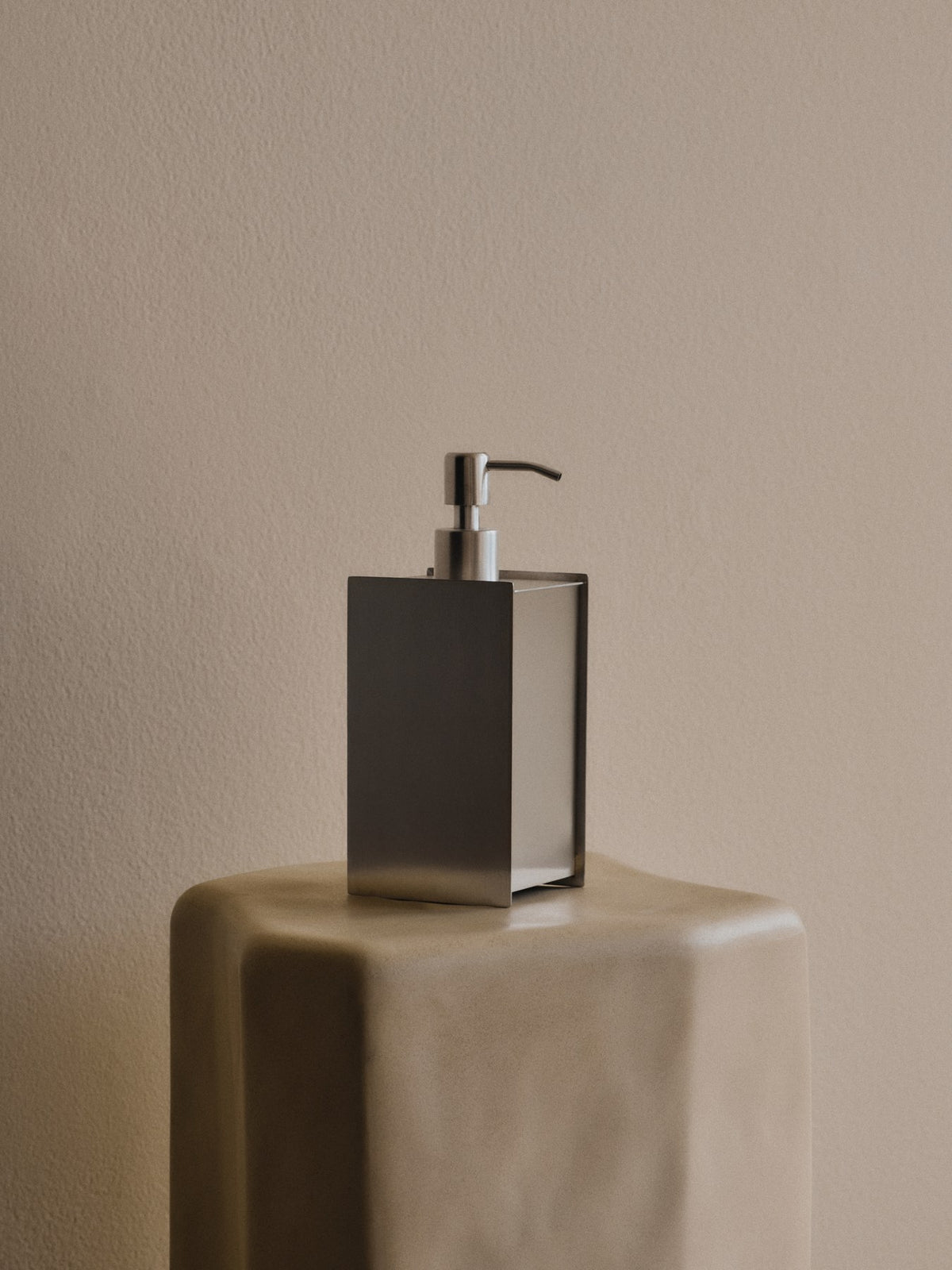 Sama Seifenspender von Ferm Living aus gebürstetem Edelstahl, klare geometrische Form, für das Badezimmer.