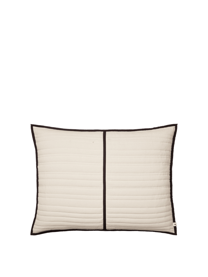 Vari Quilted Kissen rechteckig in Natural/Dark Chocolate präsentiert im Onlineshop von KAQTU Design AG. Deko Kissen ist von Ferm Living