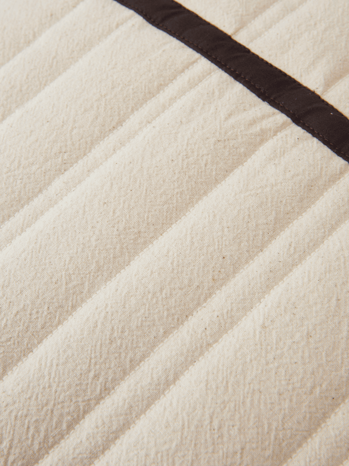 Vari Quilted Kissen rechteckig in Natural/Dark Chocolate präsentiert im Onlineshop von KAQTU Design AG. Deko Kissen ist von Ferm Living